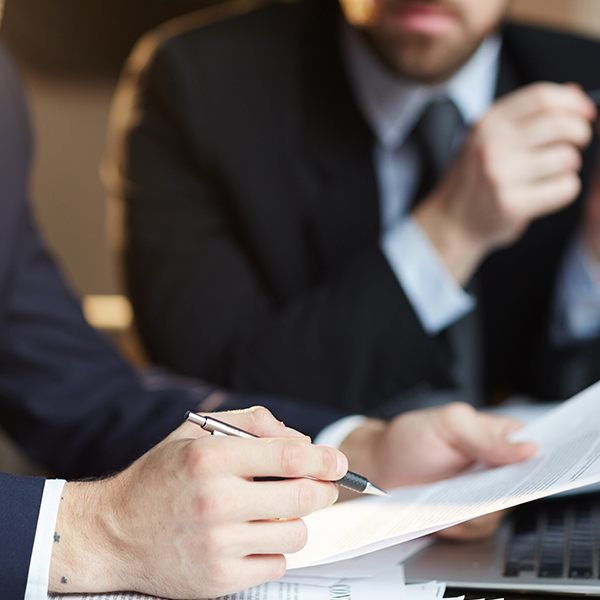 homme lisant des documents