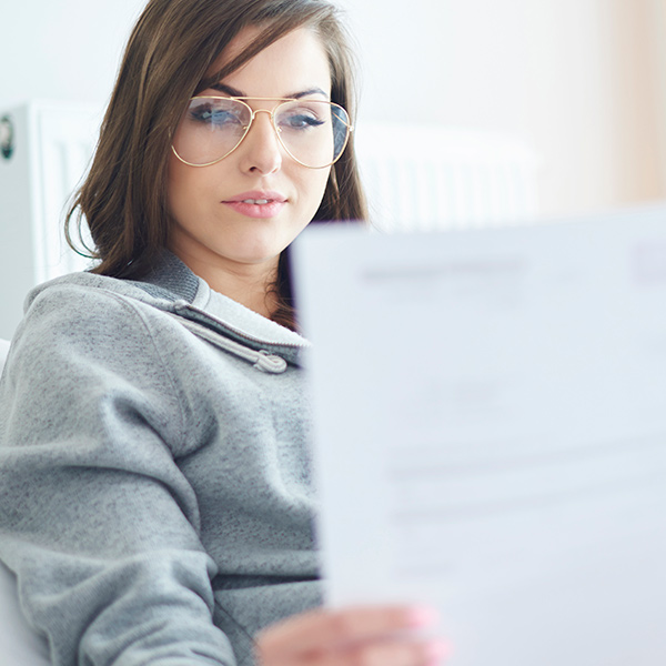 femme regardant des comptes
